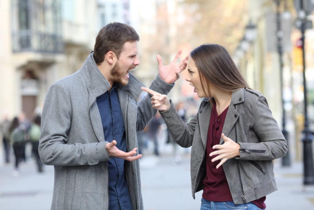 un couple se dispute dans la rue