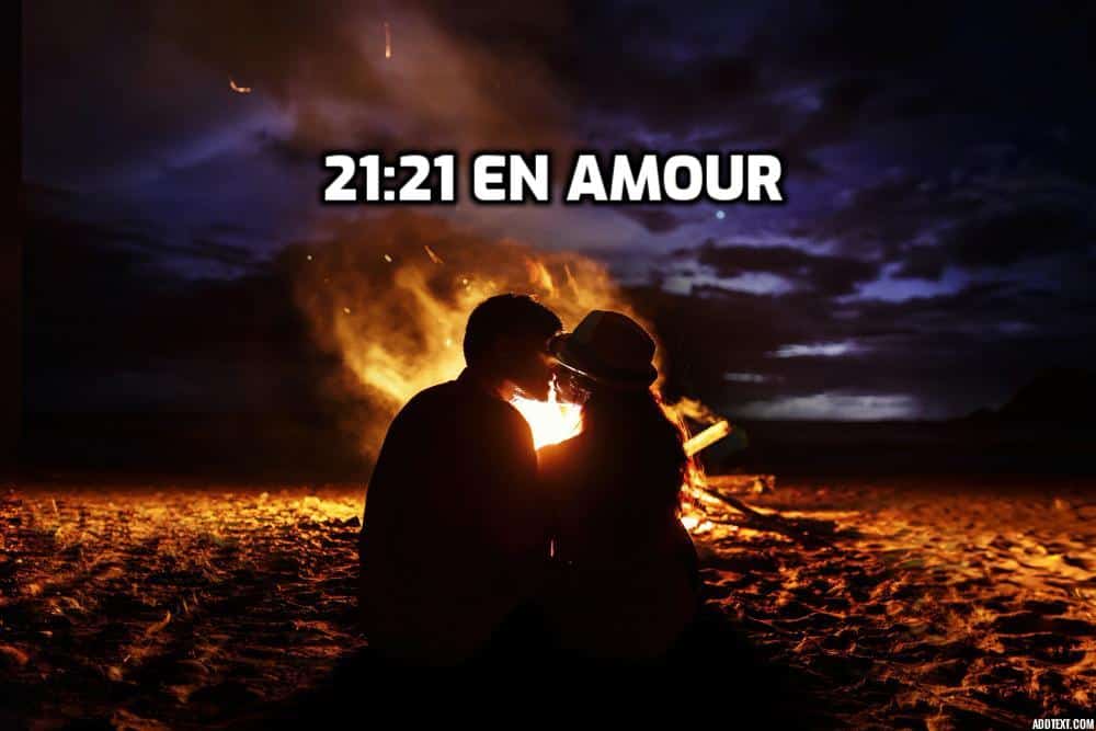 un couple qui s'embrasse devant un feu de camp, avec le coucher de soleil en arrière plan
